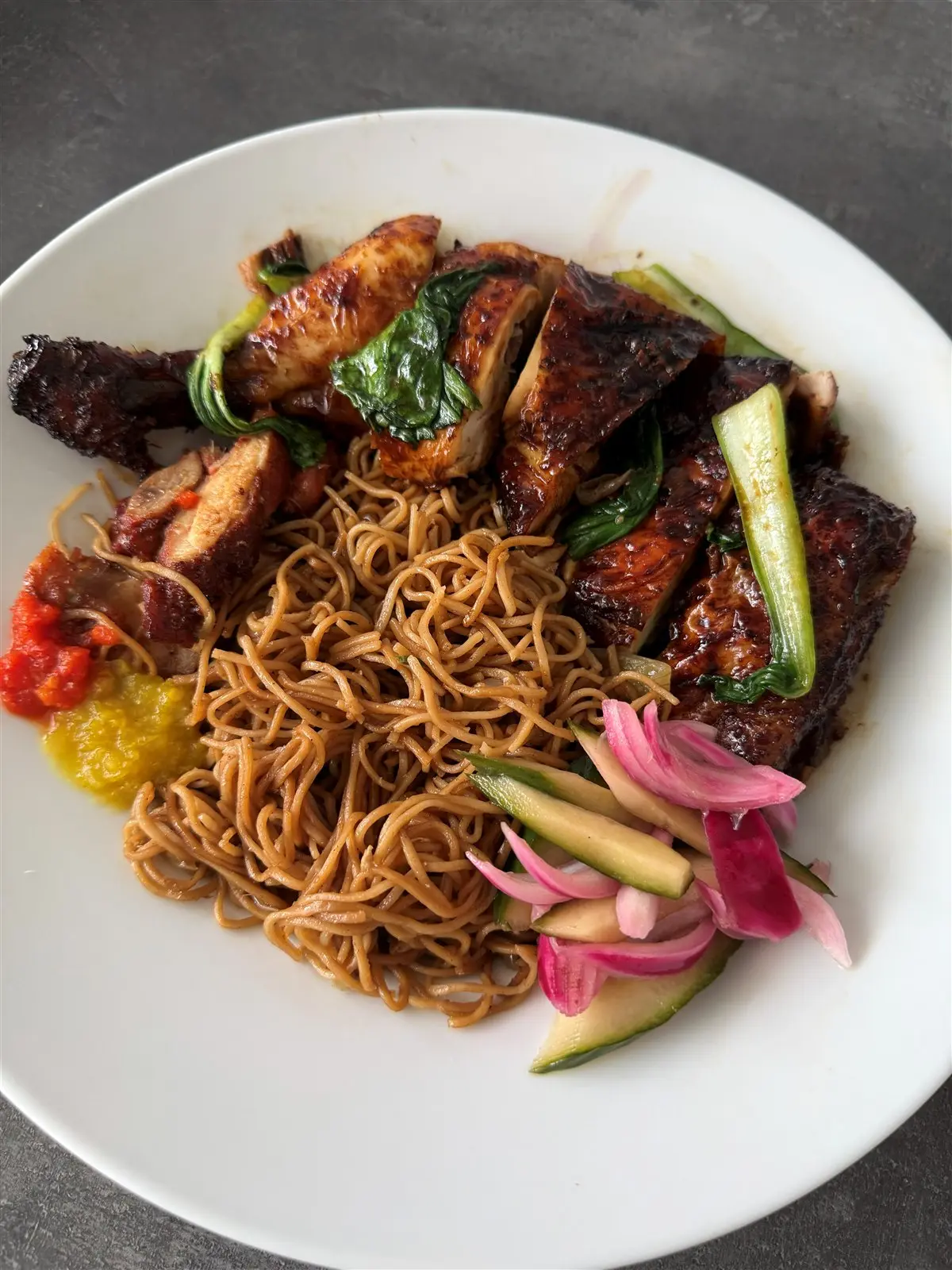 Surinaams bami-gerecht met gegrilde kip en ingelegde groenten