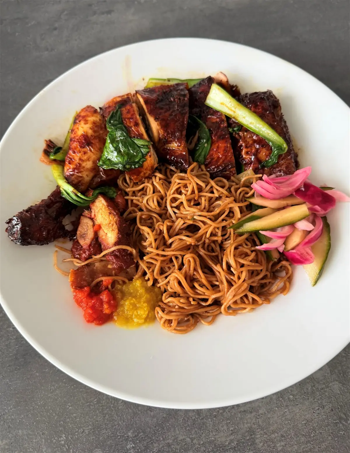 Bord met Surinaamse bami en gegrilde kip