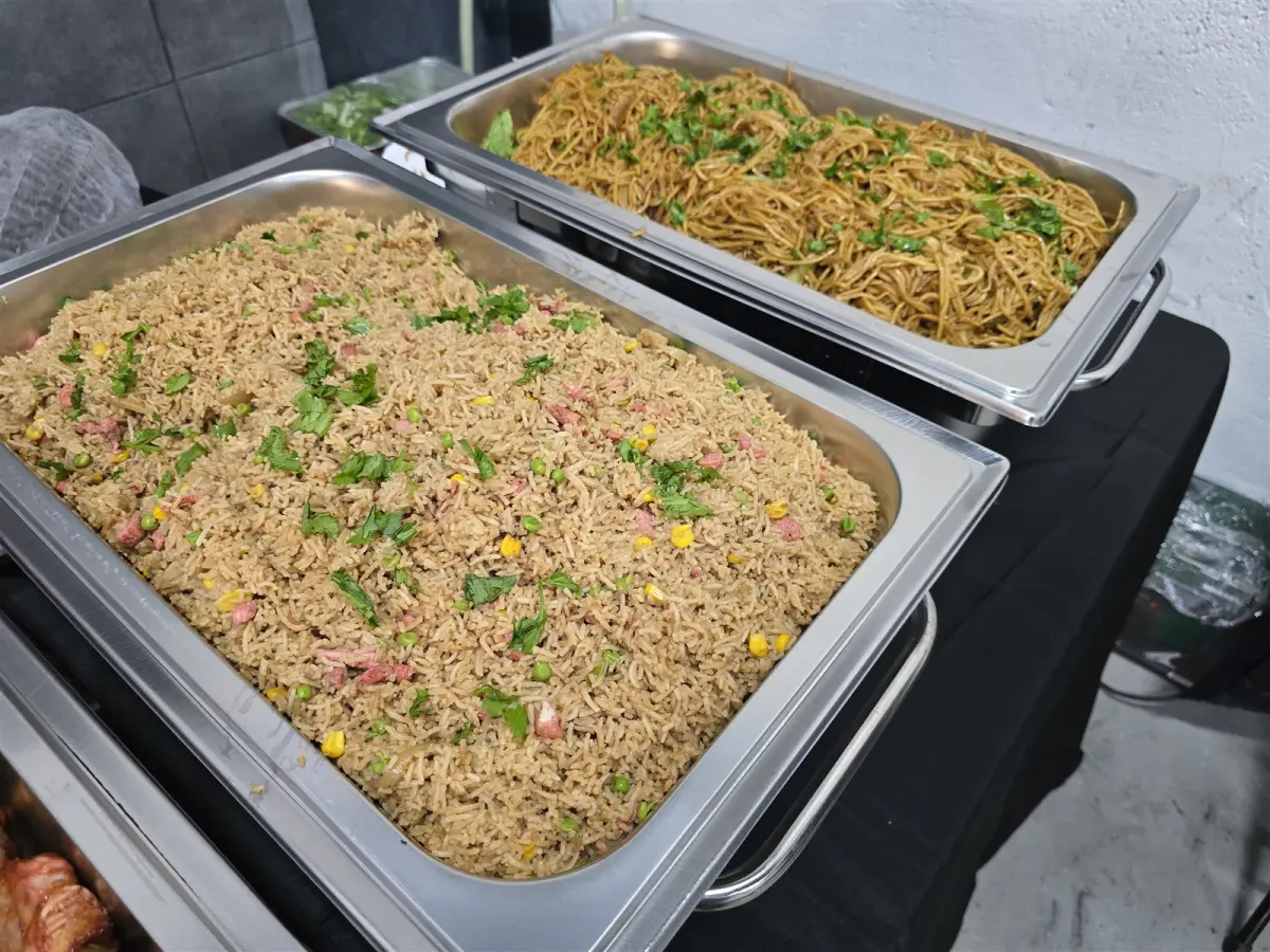 Schalen met nasi en bami op een buffet