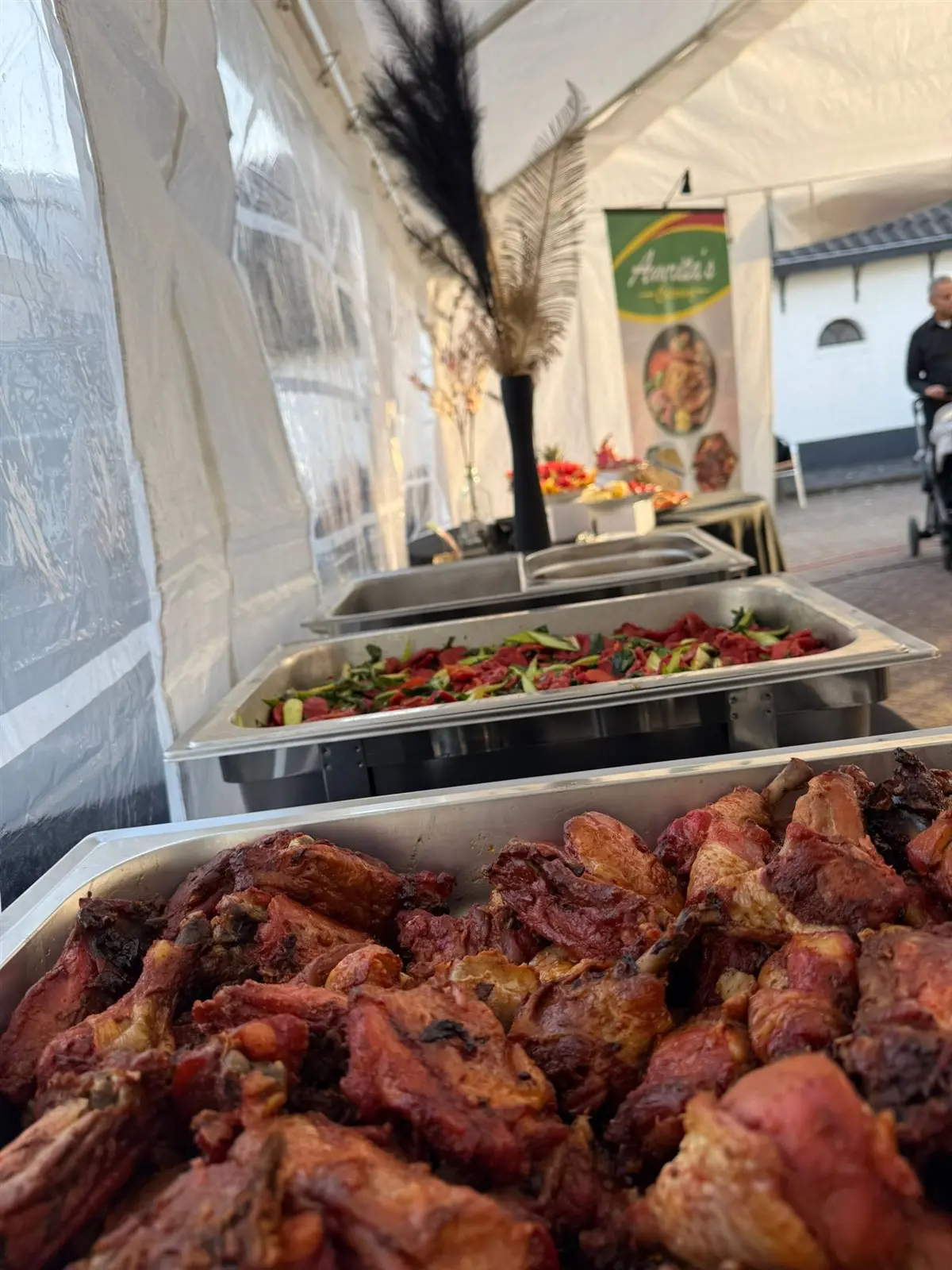 Chafing dishes met Surinaamse kip in een feesttent