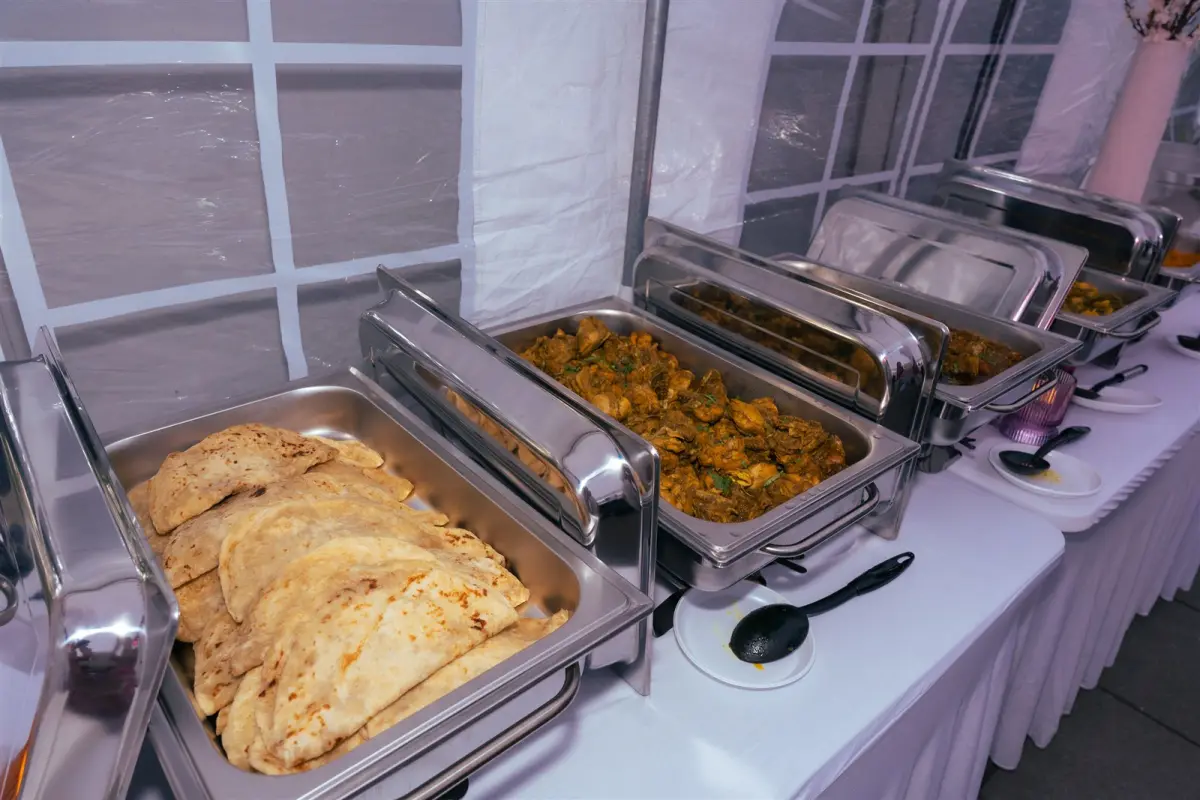 Surinaams buffet met roti en curry in een feesttent