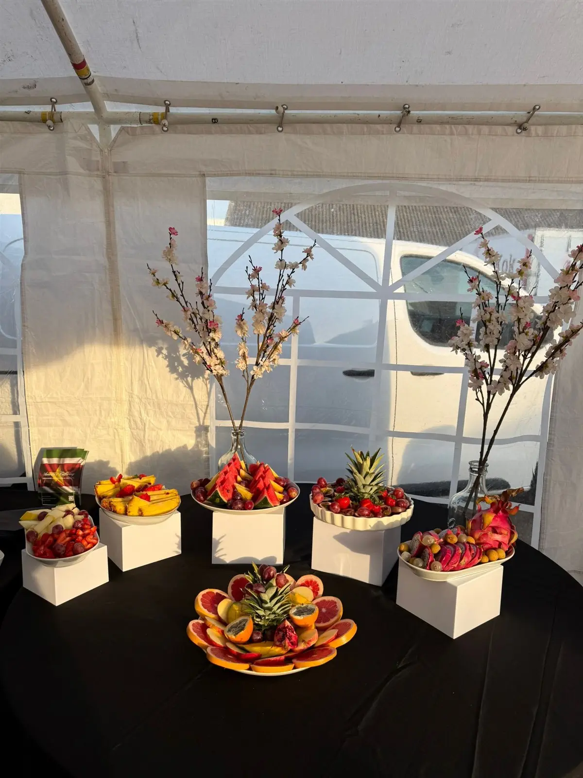 Fruitschalen op een zwarte tafel als buffetdecoratie