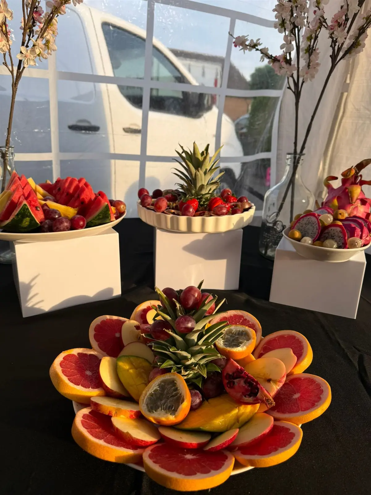 Fruittafel met verse vruchten bij een Surinaams feest