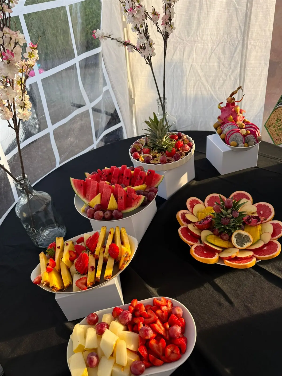 Fruittafel met bloesemtakken als decoratie