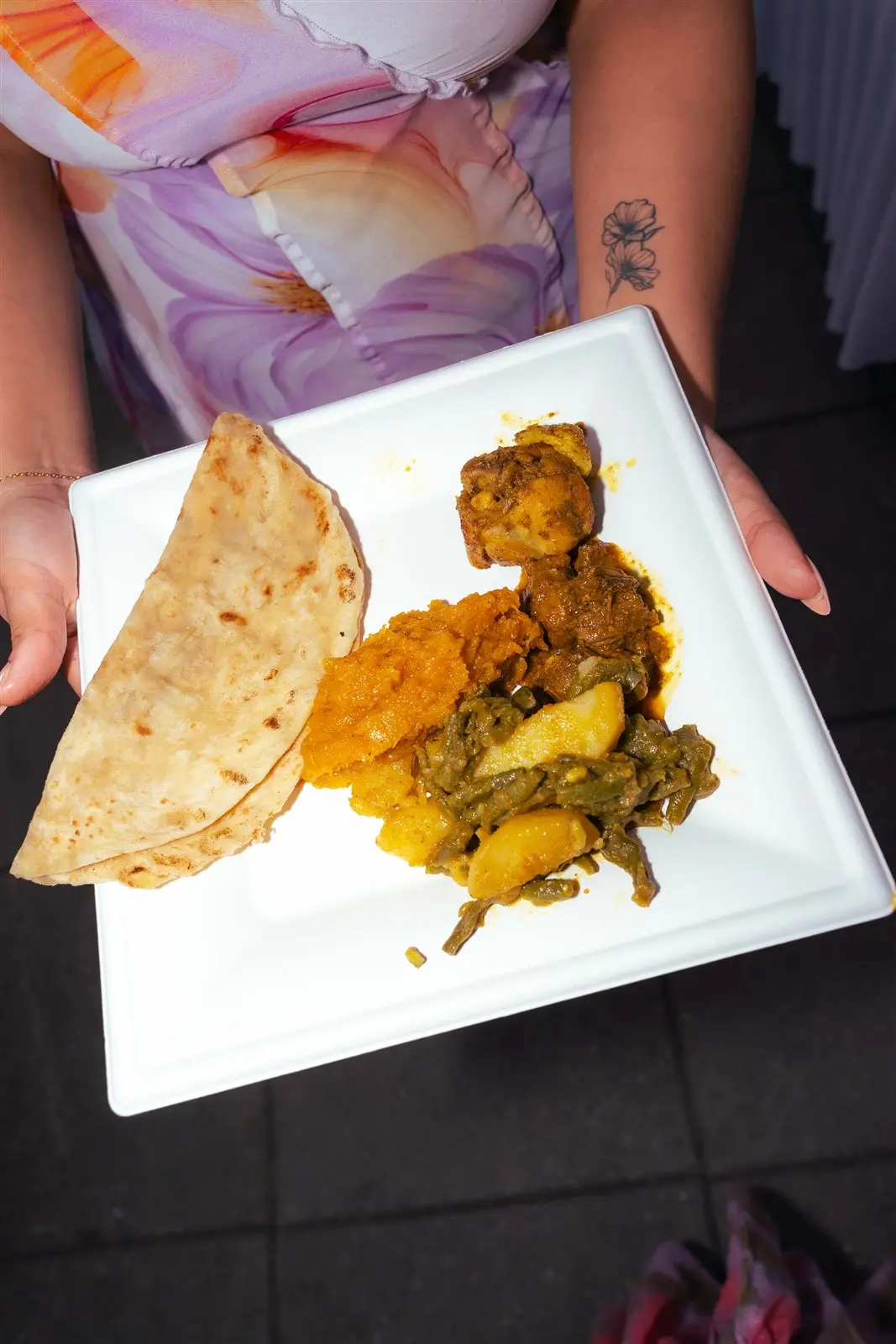 Bord met roti en curry