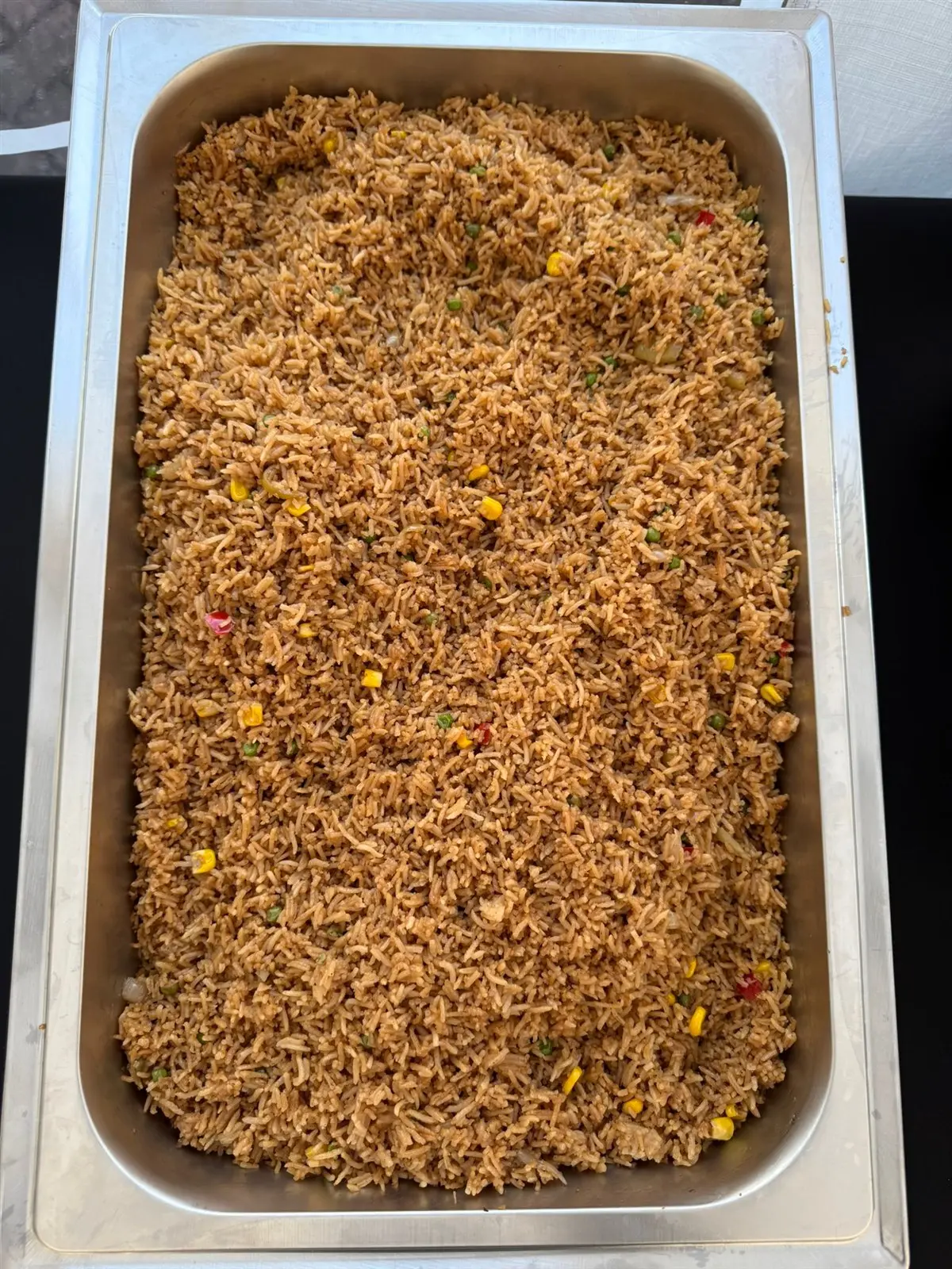 Schaal met nasi voor een buffet